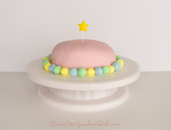 How to Make a Fondant Cake For Beginners