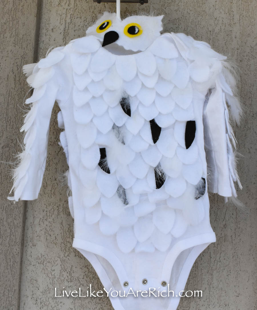 This Hedwig no sew baby costume is so easy to make and inexpensive.