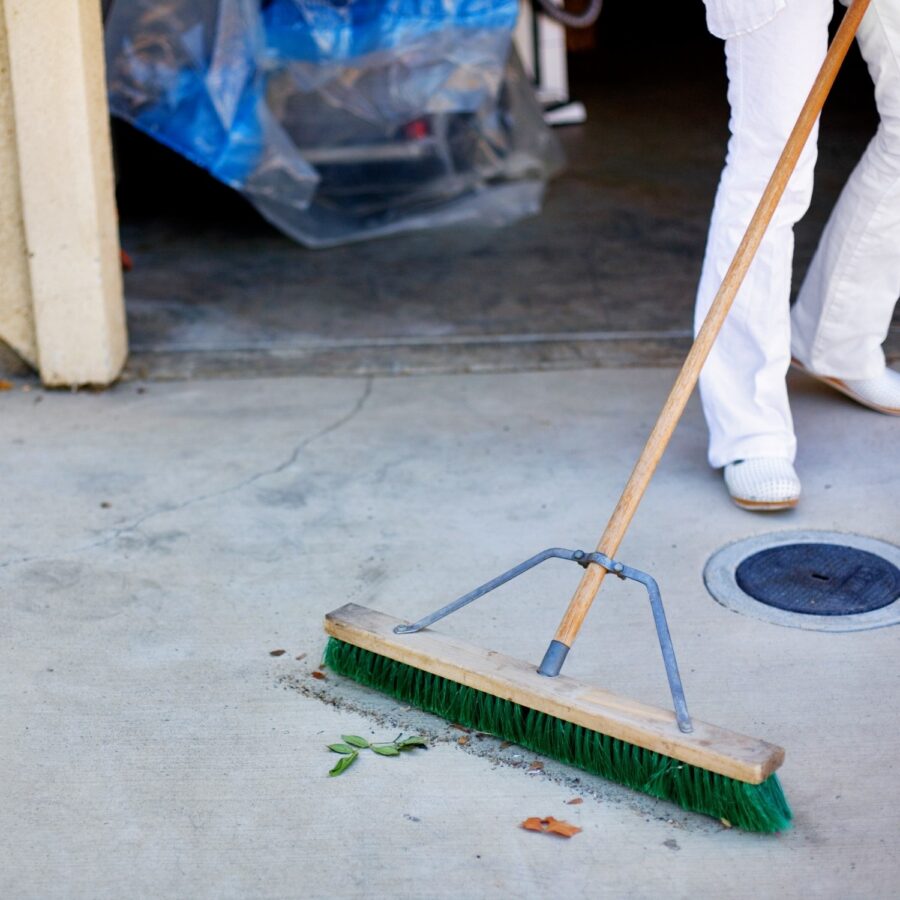 22 Effective Ways To Clean Oil Stains Off of Concrete Driveway