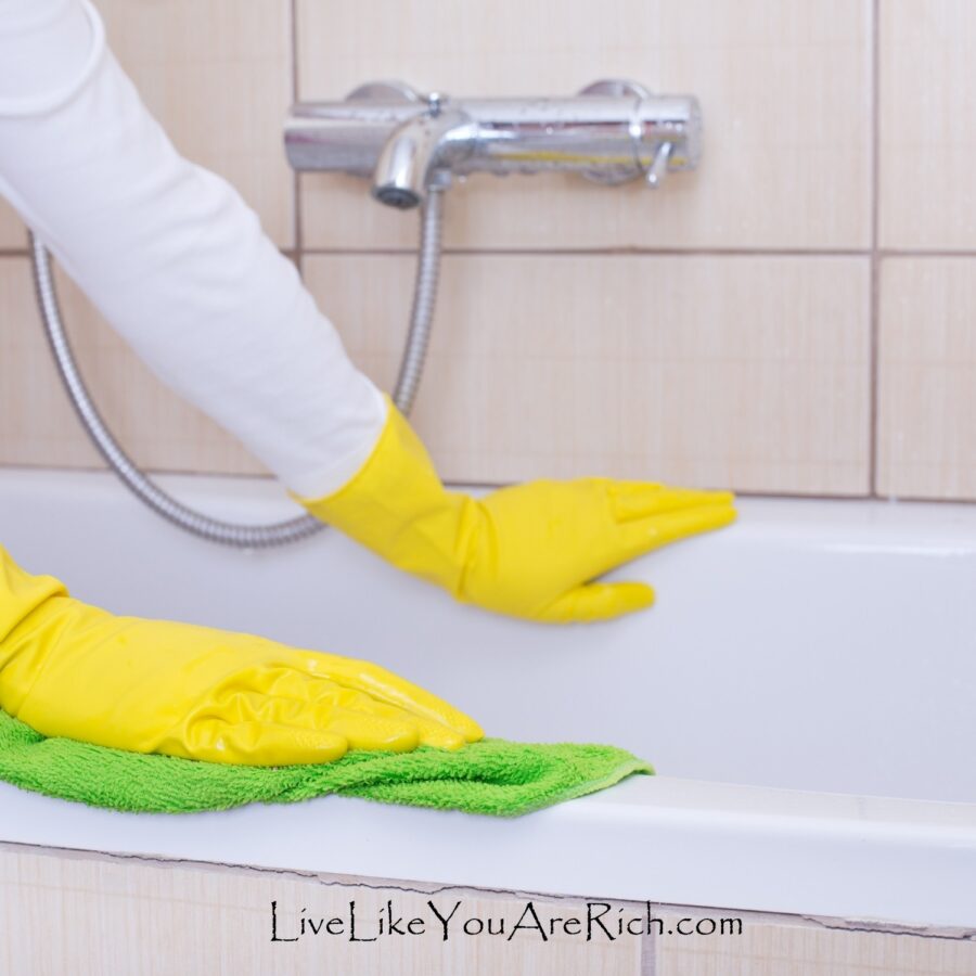 cleaning bathtub with lemon juice