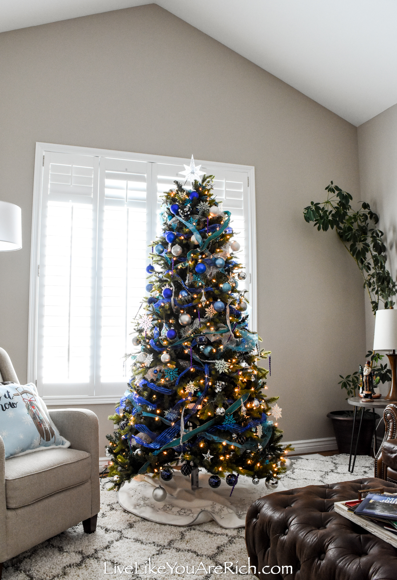 white and blue christmas tree