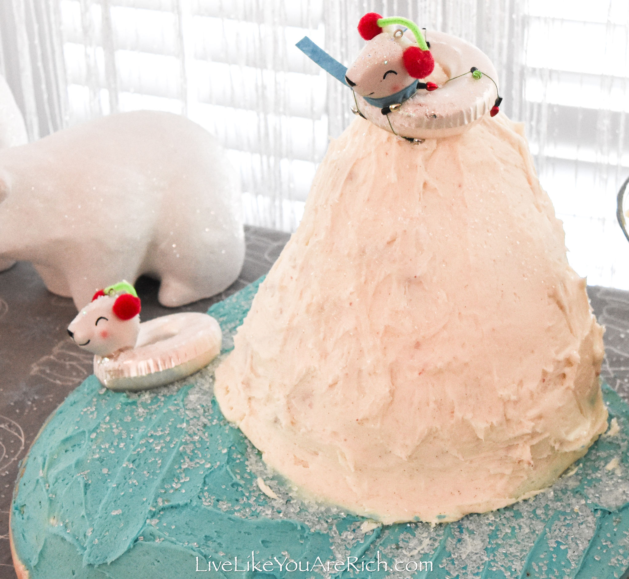 Polar bears chomp on meaty 1st birthday cake