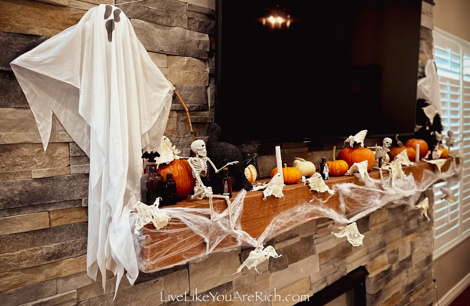 How to Decorate a Mantel for Halloween
