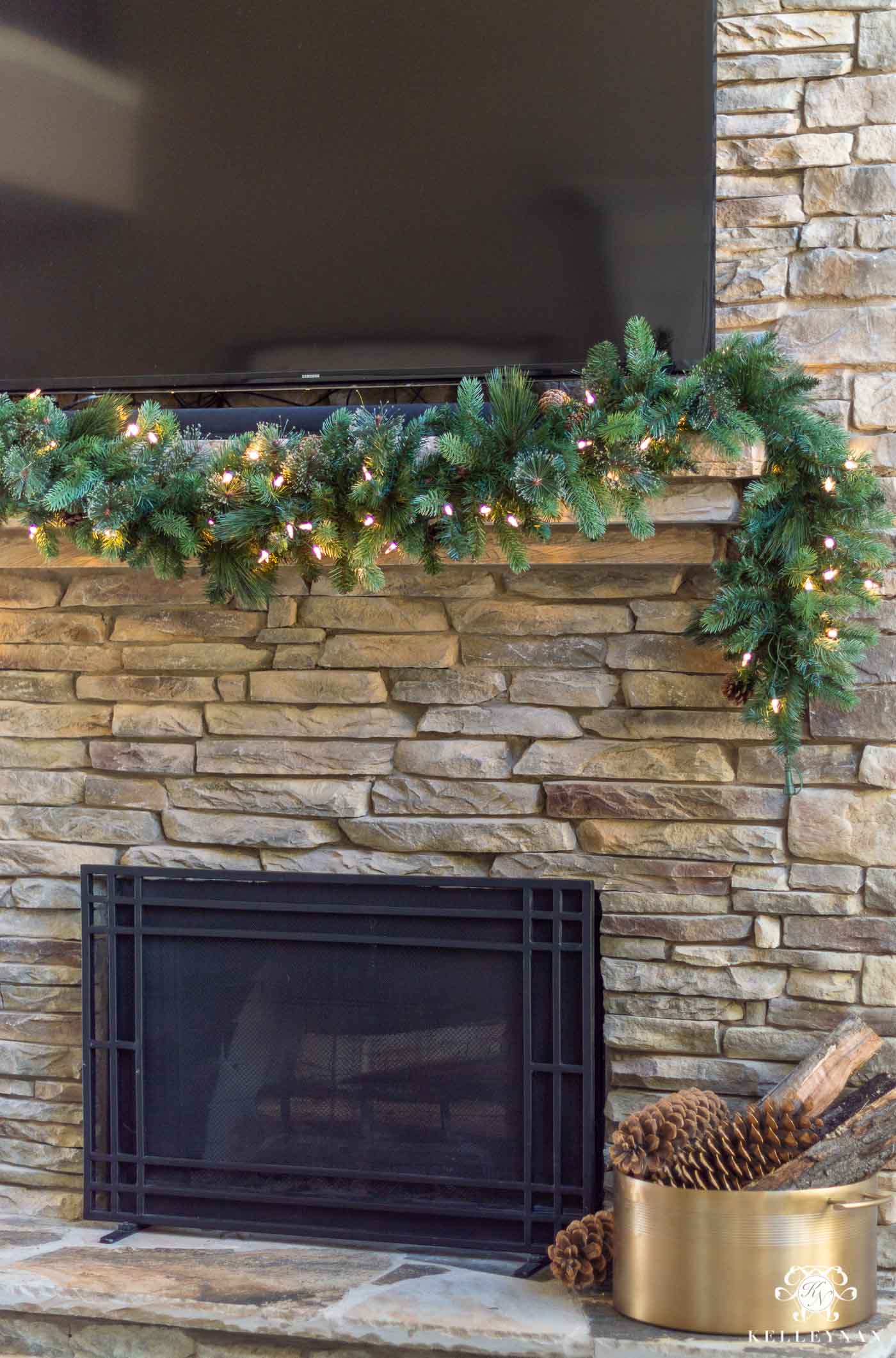 How to Decorate a Mantel