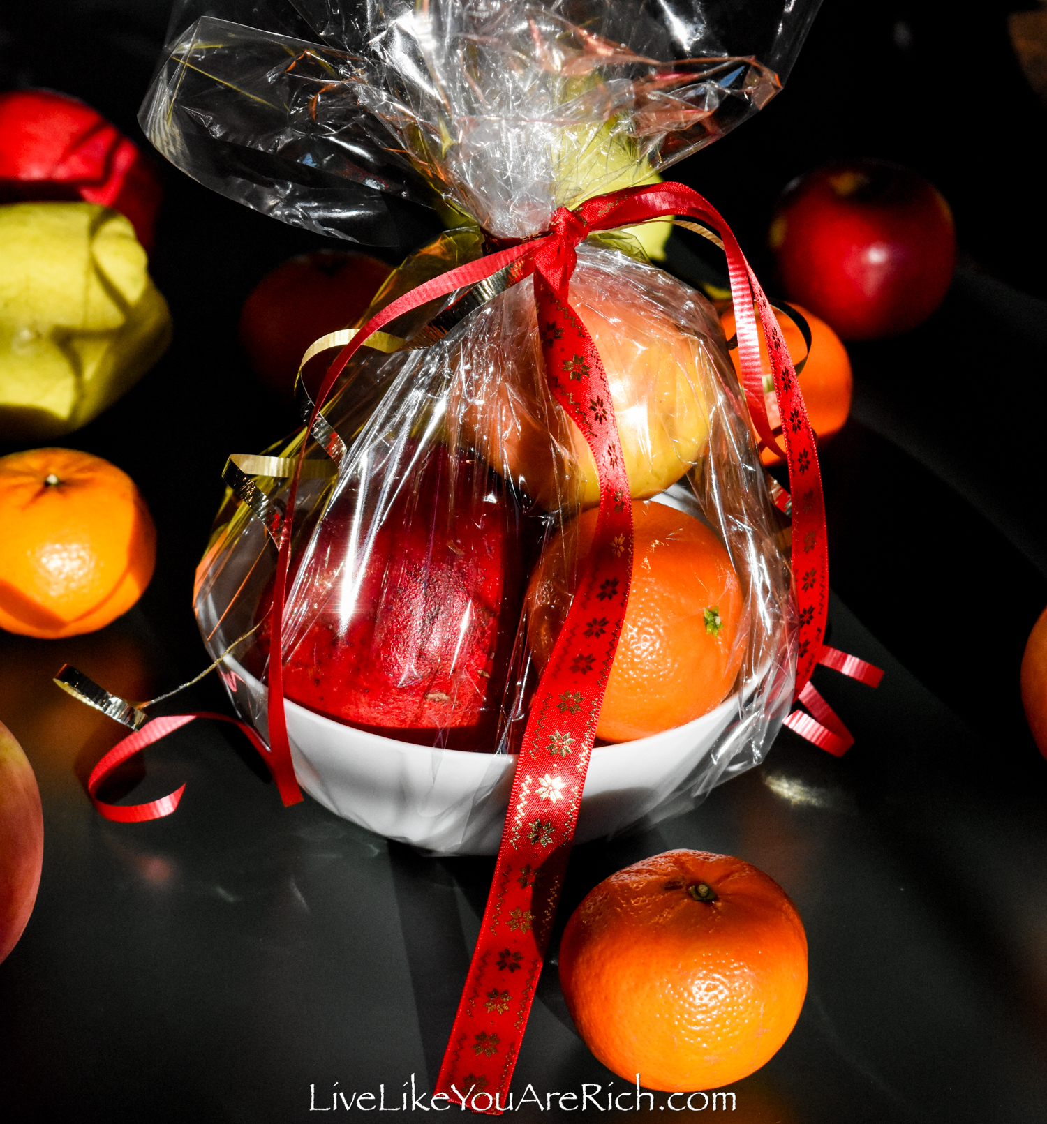 https://livelikeyouarerich.com/wp-content/uploads/2023/11/Neighbor-Christmas-Gift-Bowl-of-Fruit-4.jpg