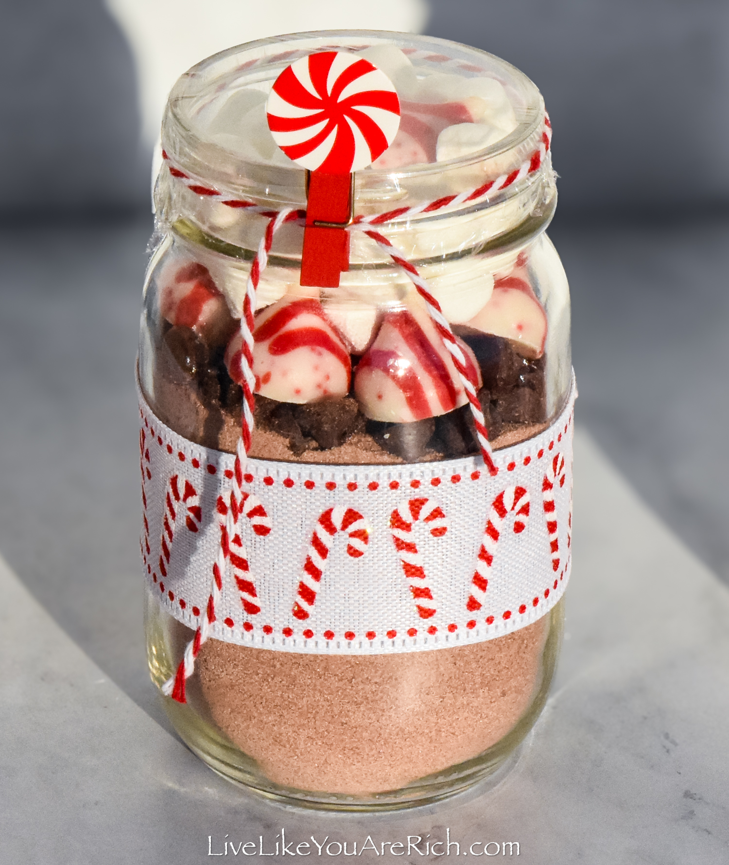 https://livelikeyouarerich.com/wp-content/uploads/2023/11/Neighbor-Christmas-Gift-Hot-Cocoa-in-a-Jar-with-Printable-17.jpg