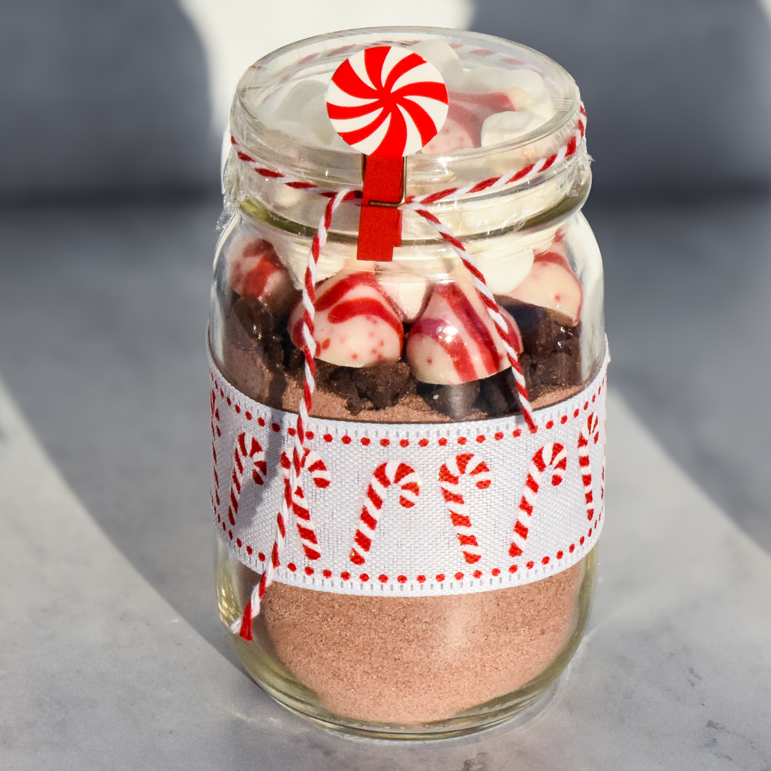 Neighbor Christmas Gift Peppermint Hot Cocoa in a Jar + Free Printable