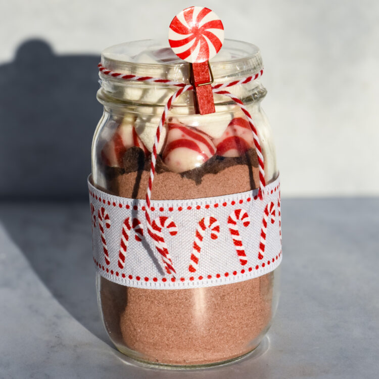 Neighbor Christmas Gift Peppermint Hot Cocoa in a Jar + Free Printable ...