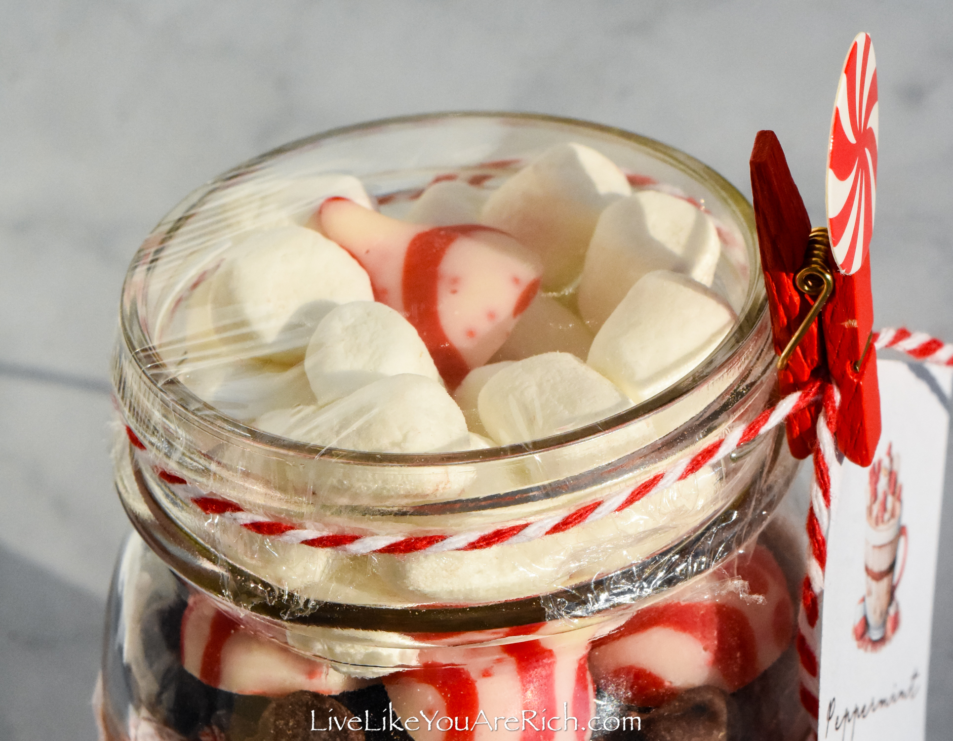 https://livelikeyouarerich.com/wp-content/uploads/2023/11/Neighbor-Christmas-Gift-Hot-Cocoa-in-a-Jar-with-Printable-3.jpg