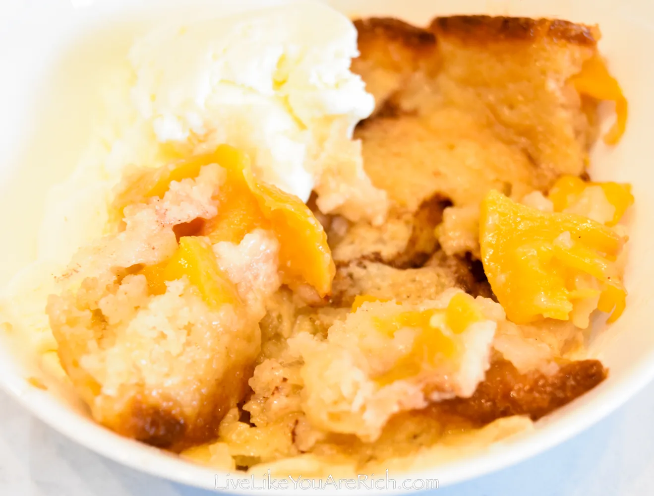 What Type of Canned Peaches to Use for Peach Cobbler
