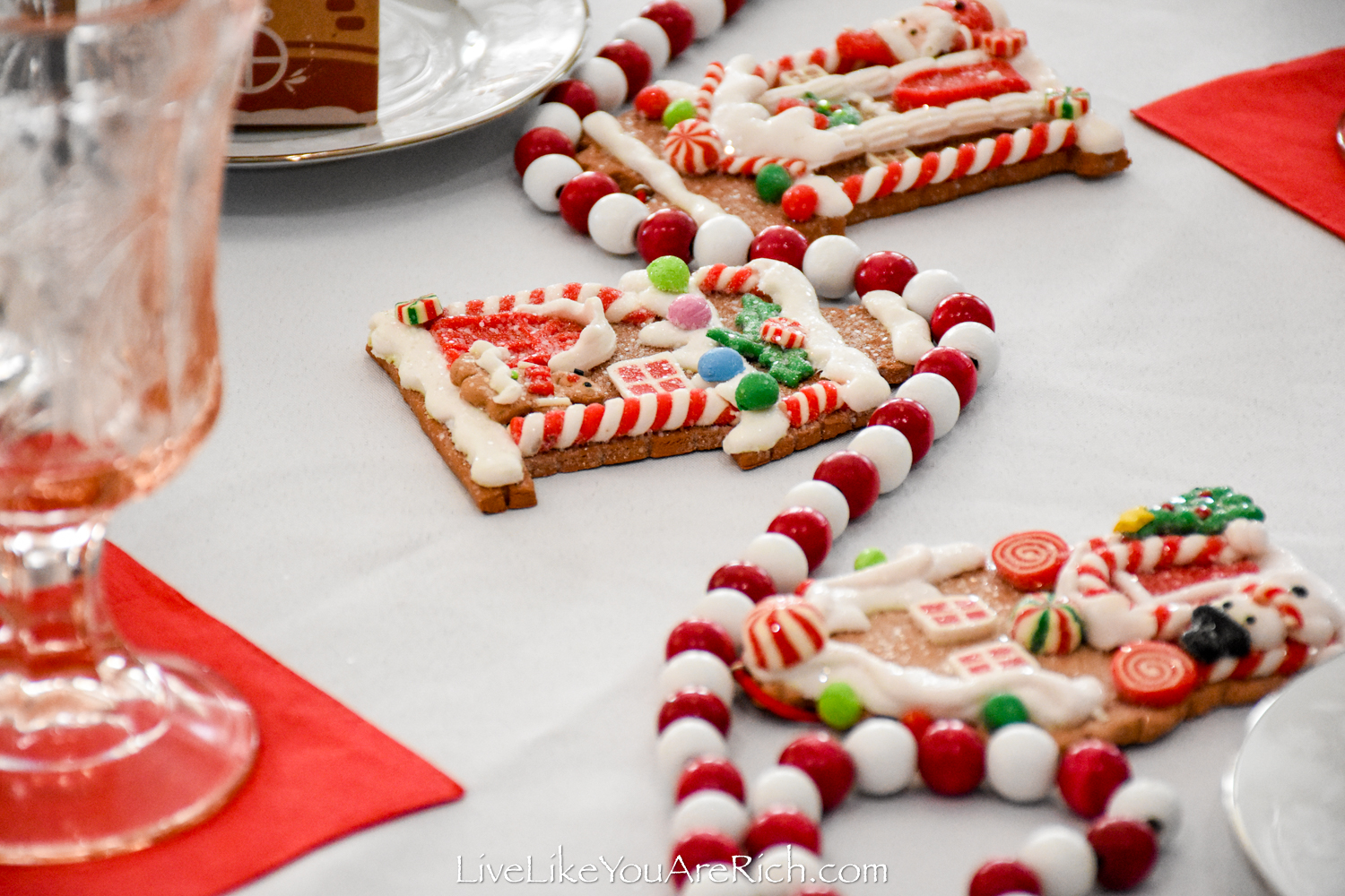 Christmas Tablescape: Gingerbread House
