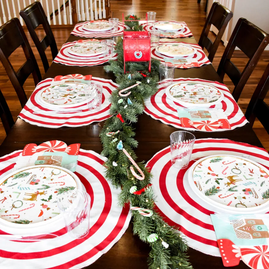 Modern Cute Christmas Tablescape