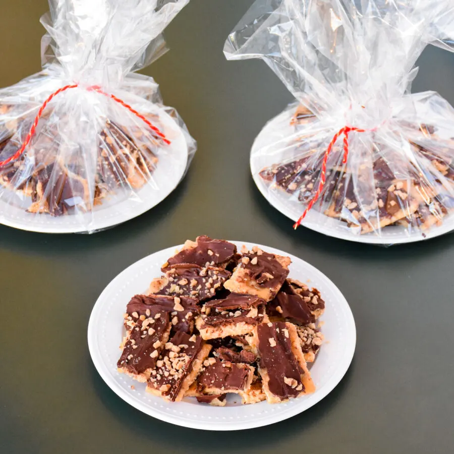 Neighbor Christmas Gift: Saltine Toffee