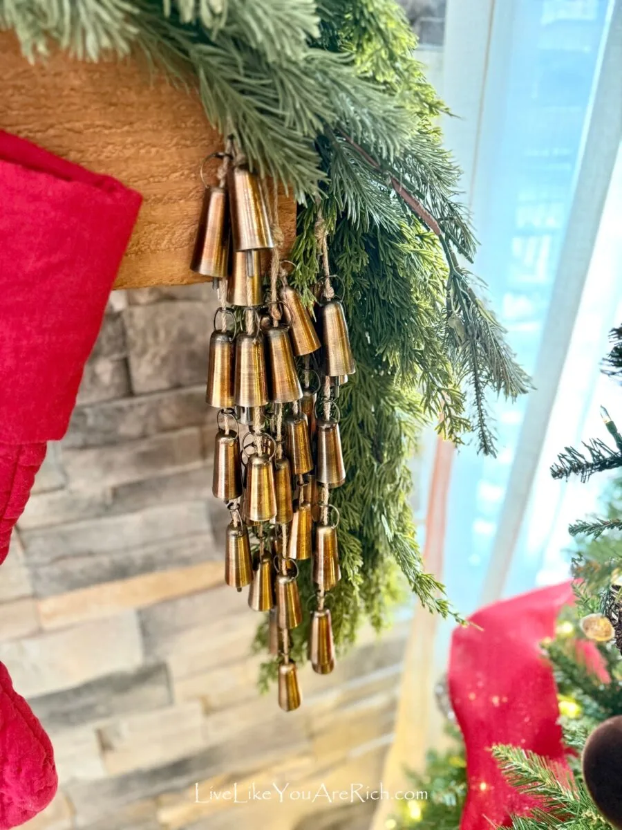 Traditional Christmas Mantel Design