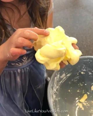 Instant fun alert! 🚨 With just 3 ingredients and 1 minute of your time, you can create endless hours of entertainment for the kids with this homemade play dough! 

Tag someone who needs to see this.

Check out here 👇👇👇

https://livelikeyouarerich.com/1-minute-homemade-play-dough-only-3-ingredients/