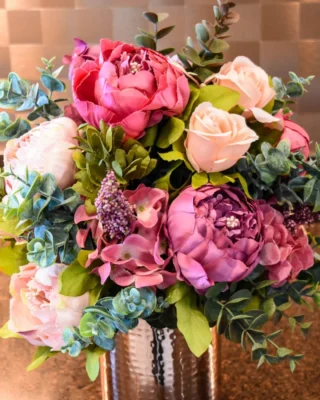 Spruce up your space with these easy-to-make peony and rose arrangements 🌸✨💐

Tag someone who would love this!

Find the tutorial here 👇👇👇

https://livelikeyouarerich.com/peony-and-rose-artificial-flower-arrangements/
