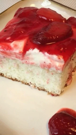 🔥Family favorite Strawberry Cake.🔥

This is the perfect sweet treat for birthday’s and on any occasion. 🎂

Find the recipe here 👇👇👇

https://livelikeyouarerich.com/famous-strawberry-dream-cake/